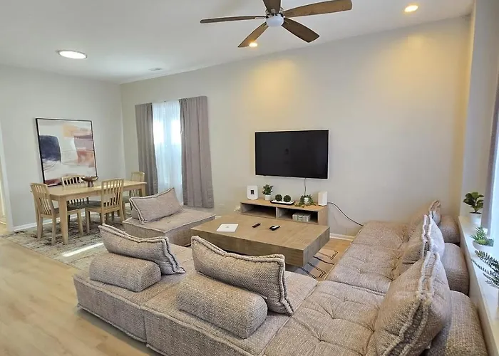 Trendy Loft In Southport Apartment *